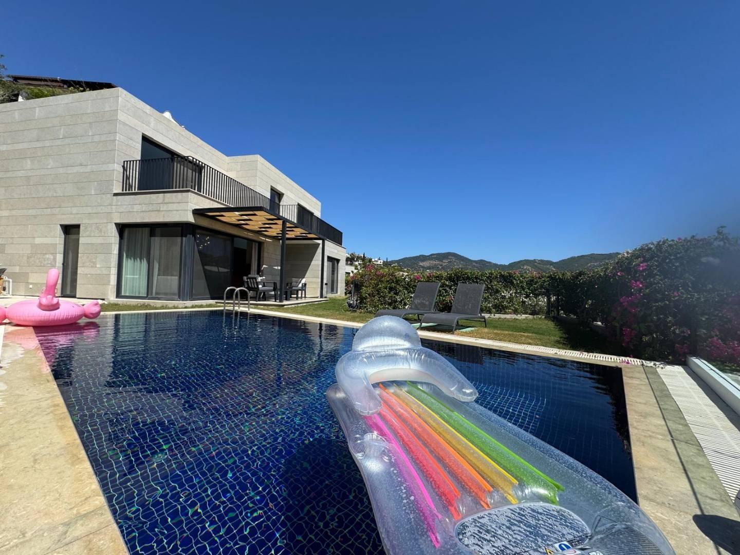 Bodrum Yalıkavak'ta Modern Tasarımlı, Özel Havuzlu, Şık Villa-42508