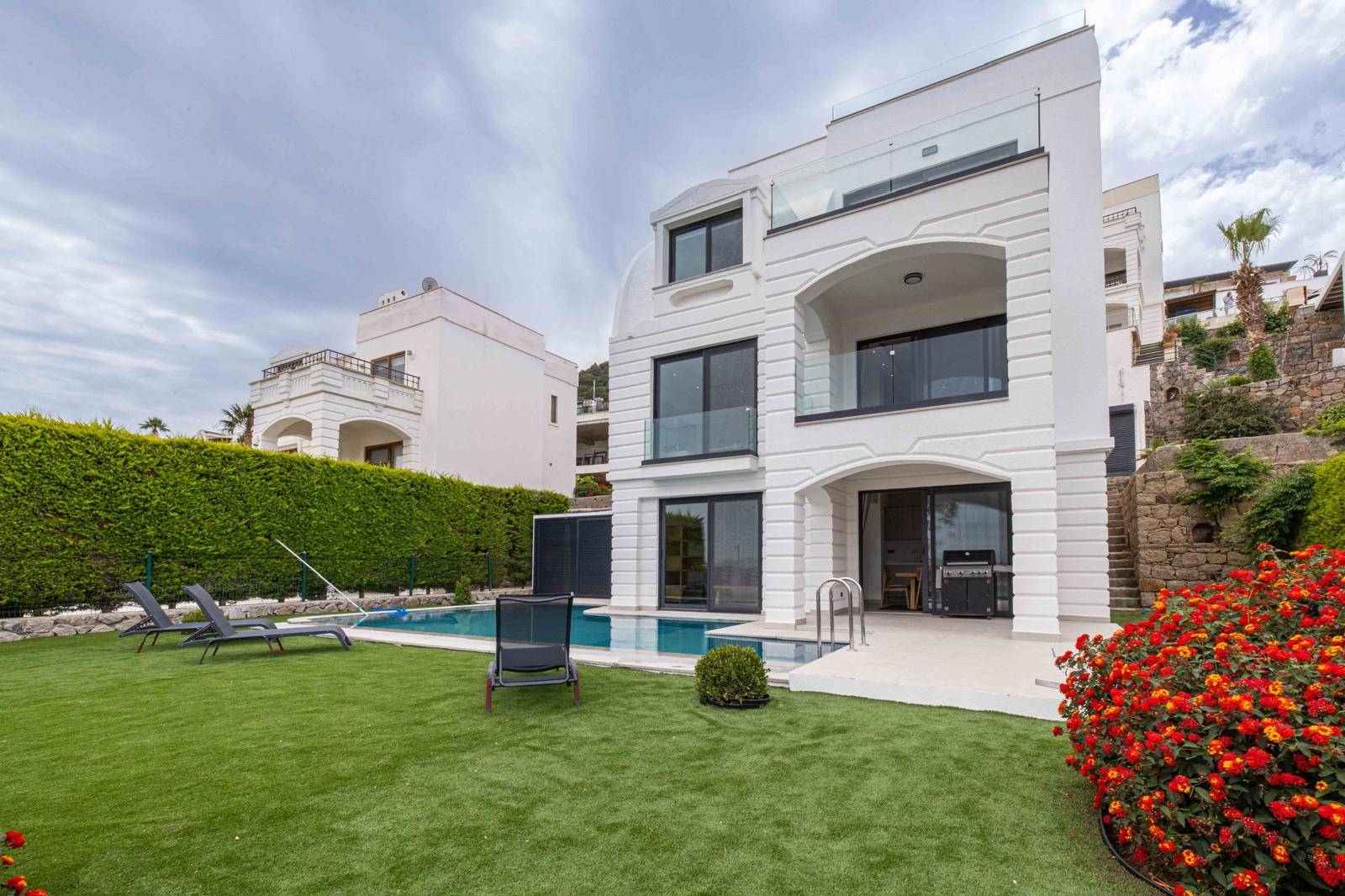 Bodrum Yalıkavak'ta Göz Alıcı Deniz Manzaralı, Özel Havuzlu, Şık Villa