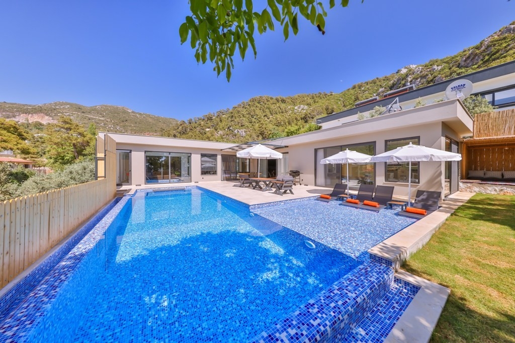 Kalkan İslamlar'da Sakin Konumda, Isıtmalı Havuzlu, Kiralık Villa