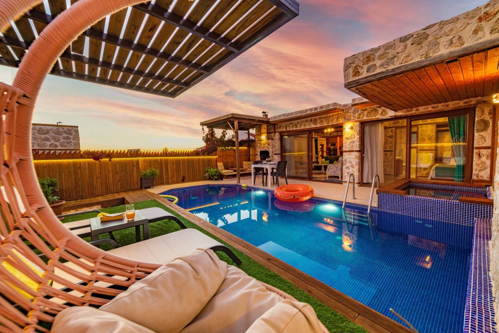 Kaş İslamlar'da Doğa İle İç İçe, Özel Havuzlu, Jakuzili Balayı Villası