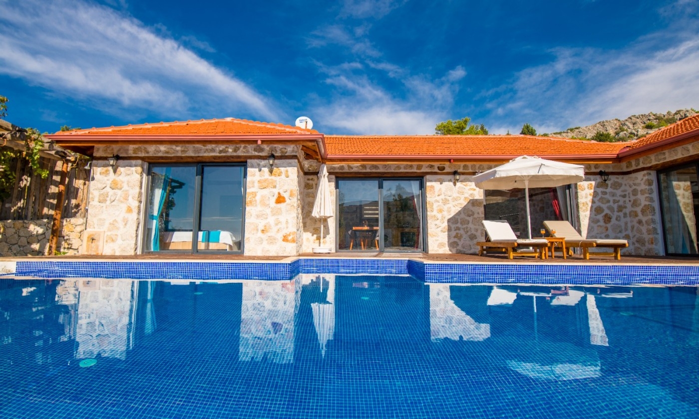 Kaş İslamlar'da Doğa İle İç İçe, Sonsuzluk Havuzlu, Kiralık Villa