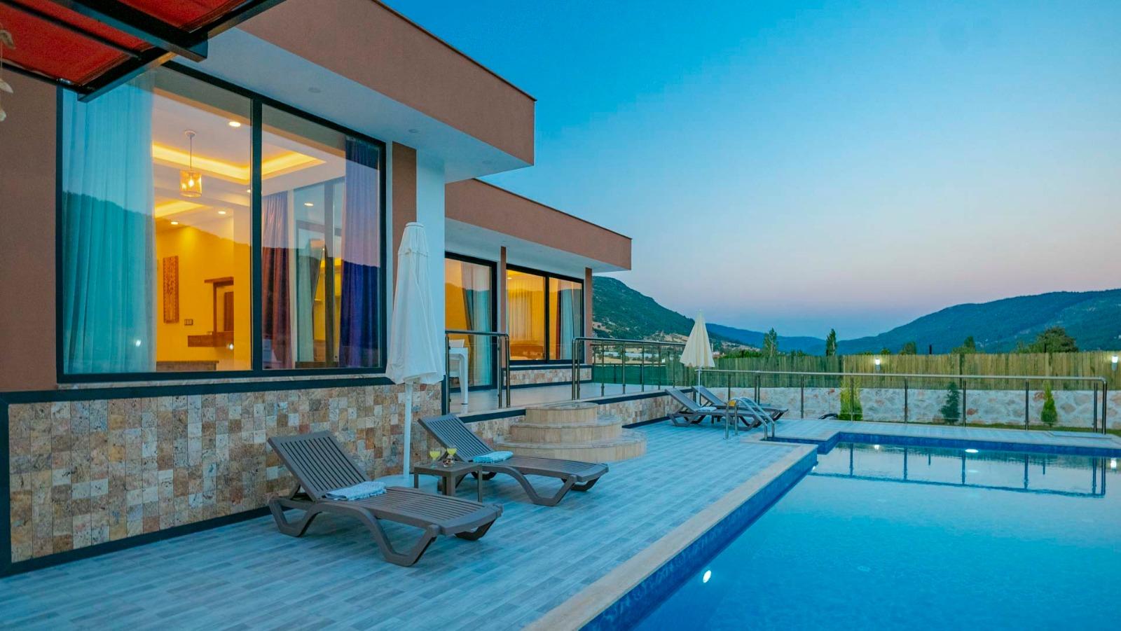 Kaş Sarıbelen'de Geniş Bahçeli, Özel Havuzlu, 2+1, Lüks Villa-24324