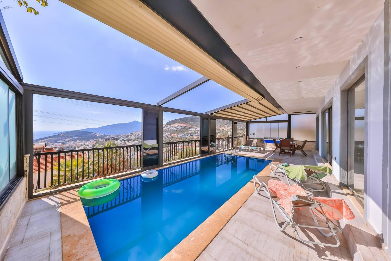 Kaş Kalkan'da Deniz Manzaralı, Kapalı ve Isıtmalı Havuzlu, Şık Villa-31762