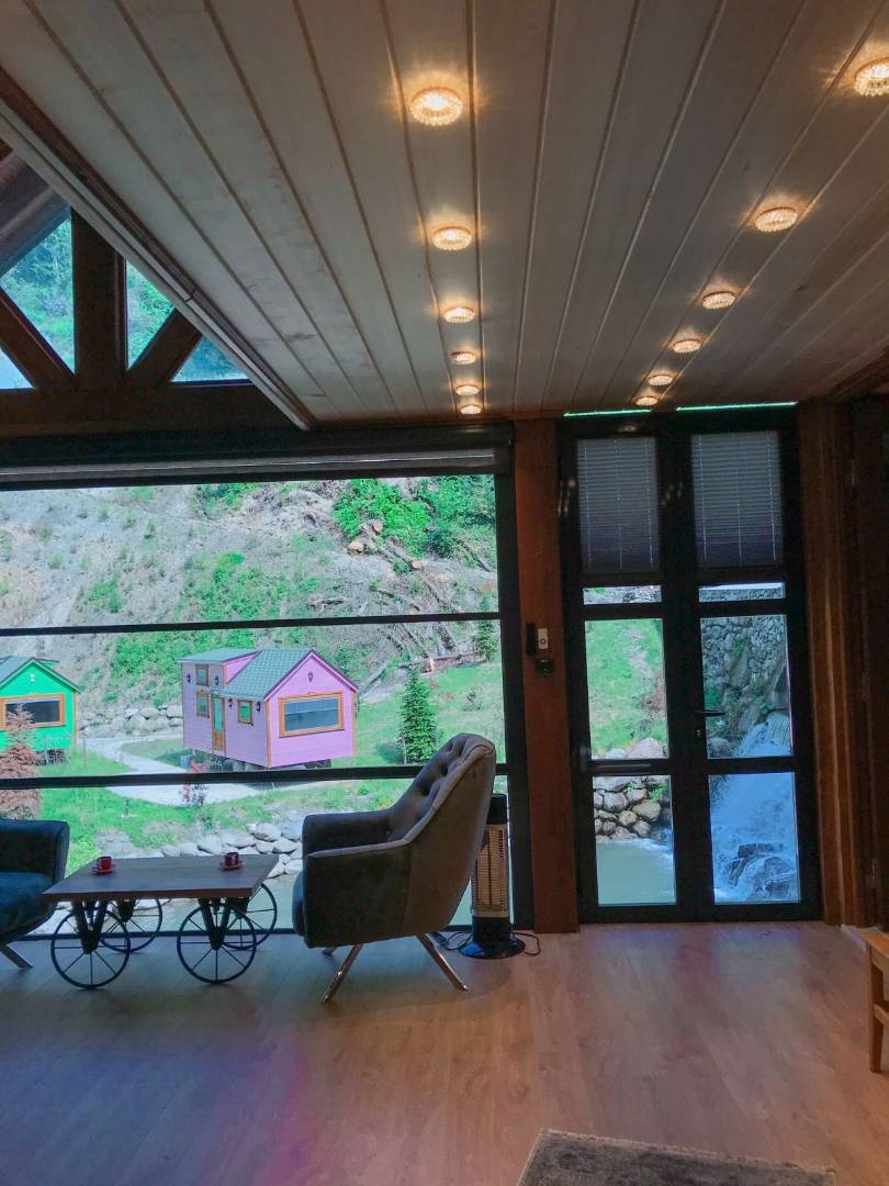 Sapanca Mahmudiye'de Geniş Terasa Sahip, Jakuzili, Kiralık Şirin Ev