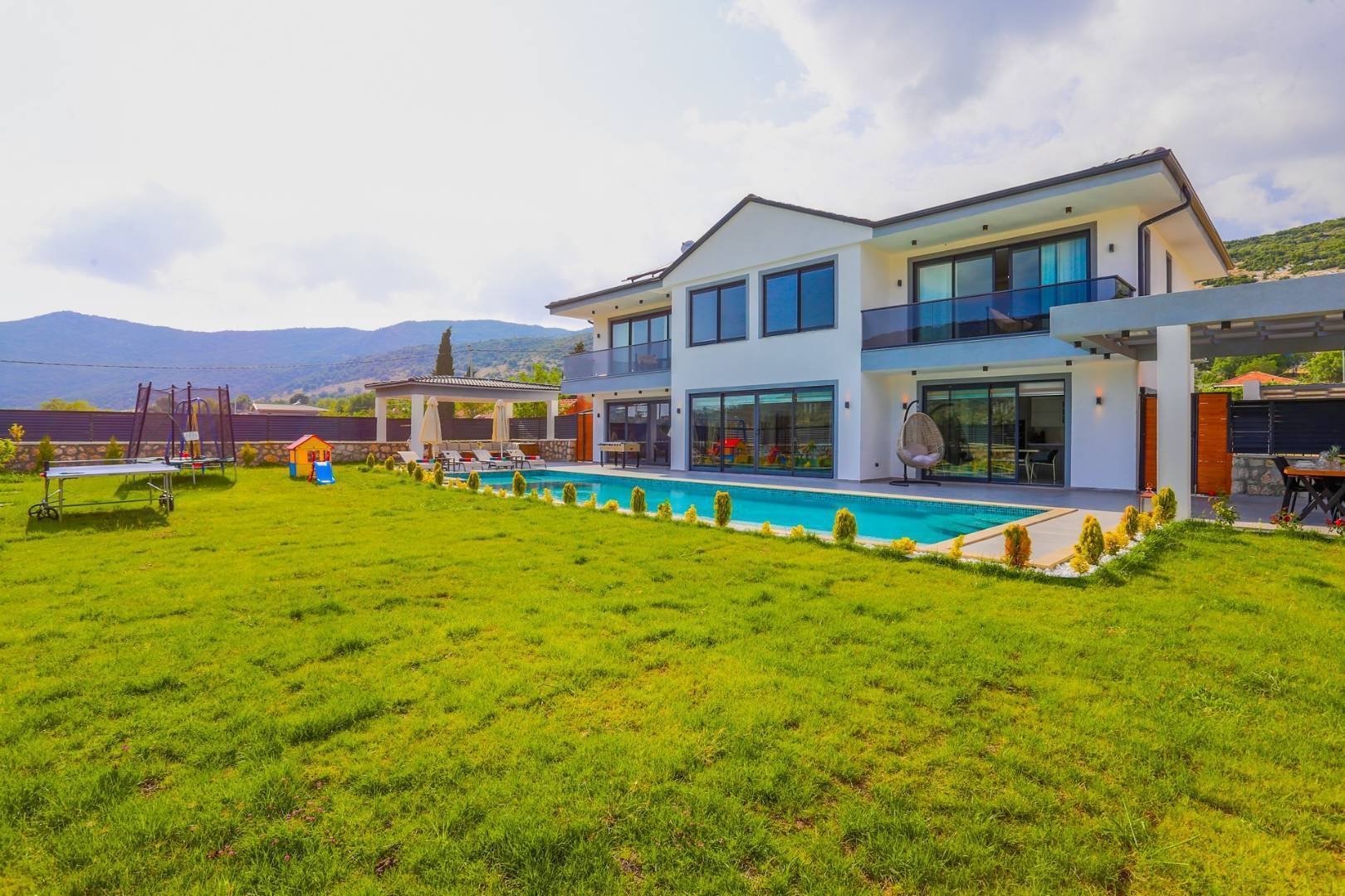 Kaş Sarıbelen'de Geniş Bahçeli, Jakuzili, 4 Kişilik, Kiralık Villa