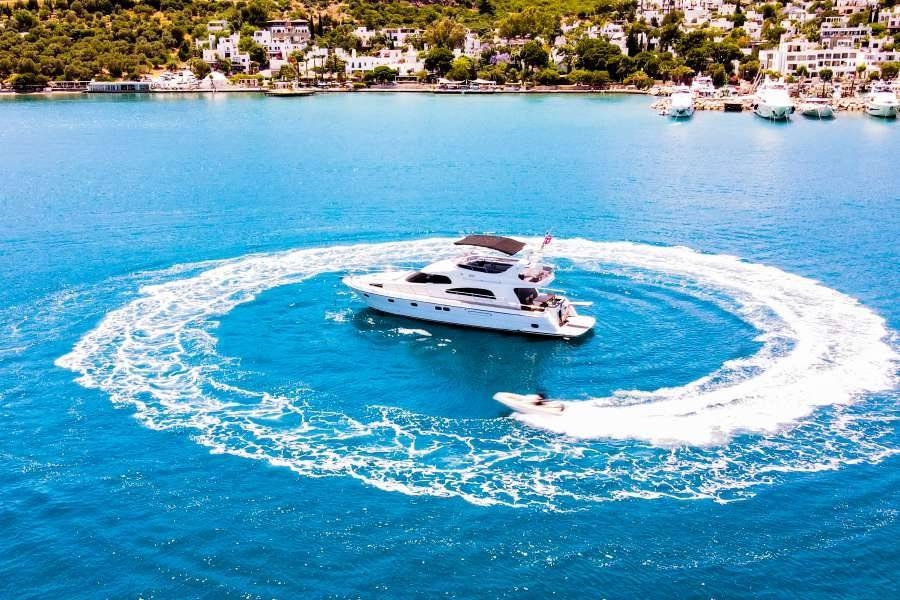 Bodrum Türkbükü Çıkışlı, Muhteşem Denizde, 4 Kişi Kapasiteli Motoryat