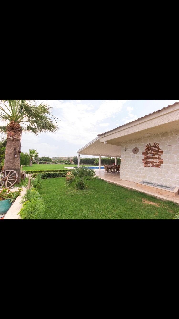 İzmir Çeşme'de Yemyeşil ve Ferah Bahçeli, Özel Havuzlu, Şirin Villa
