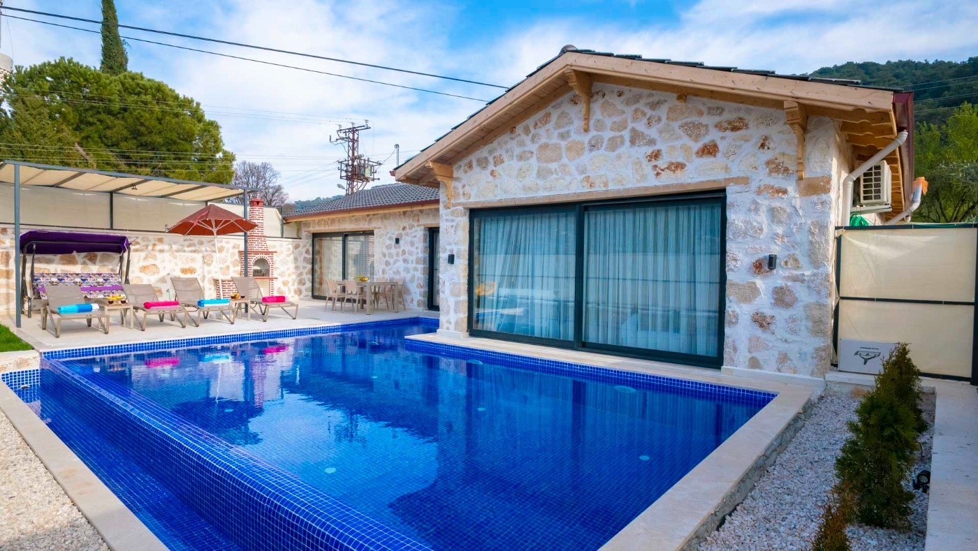 Kaş Sarıbelen'de Özenle Dekore Edilmiş, Özel Havuzlu, Taş Villa