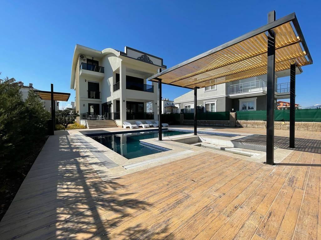 Serik Kadriye'de Şık Tasarıma Sahip, Özel Havuzlu, 5+1, Lüks Villa-25514