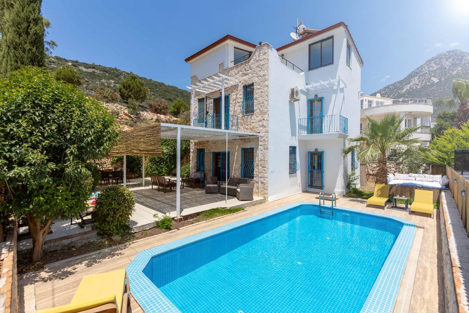 Kalkan Merkez'de Muhteşem Deniz Manzaralı, Özel Havuzlu, Şık Villa