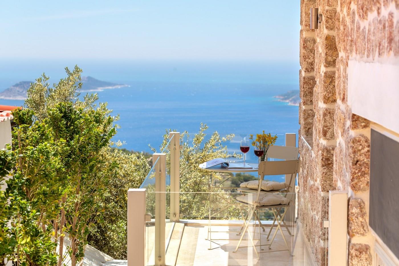 Kaş Bezirgan'da Plaja Yakın, Kapalı Havuzlu, Modern Balayı Villası-17096