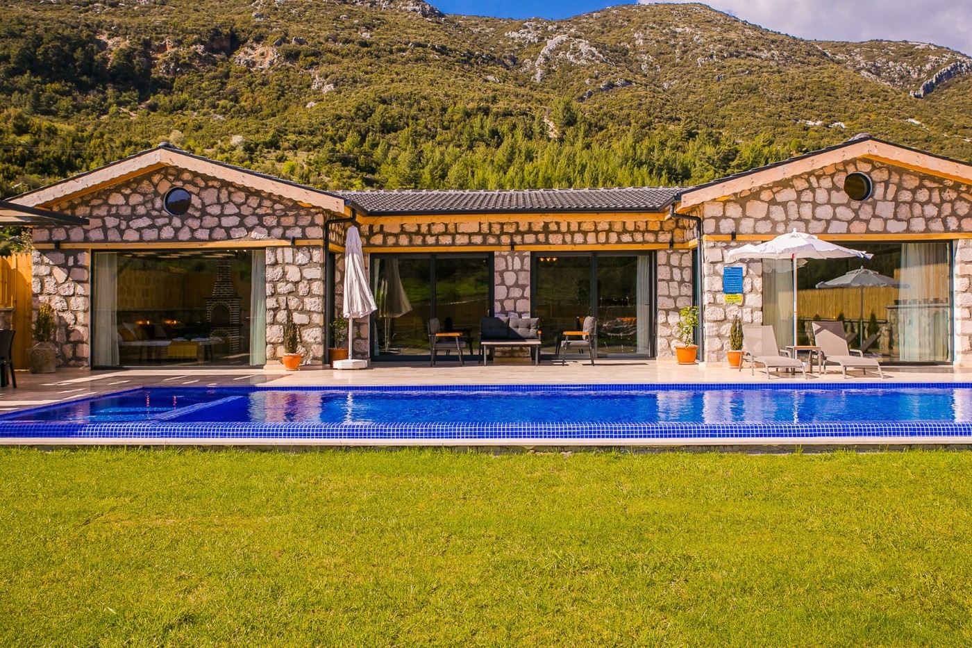 Kaş Hacıoğlan'da Doğanın Kalbinde, Özel Havuzlu, Şık Taş Villa