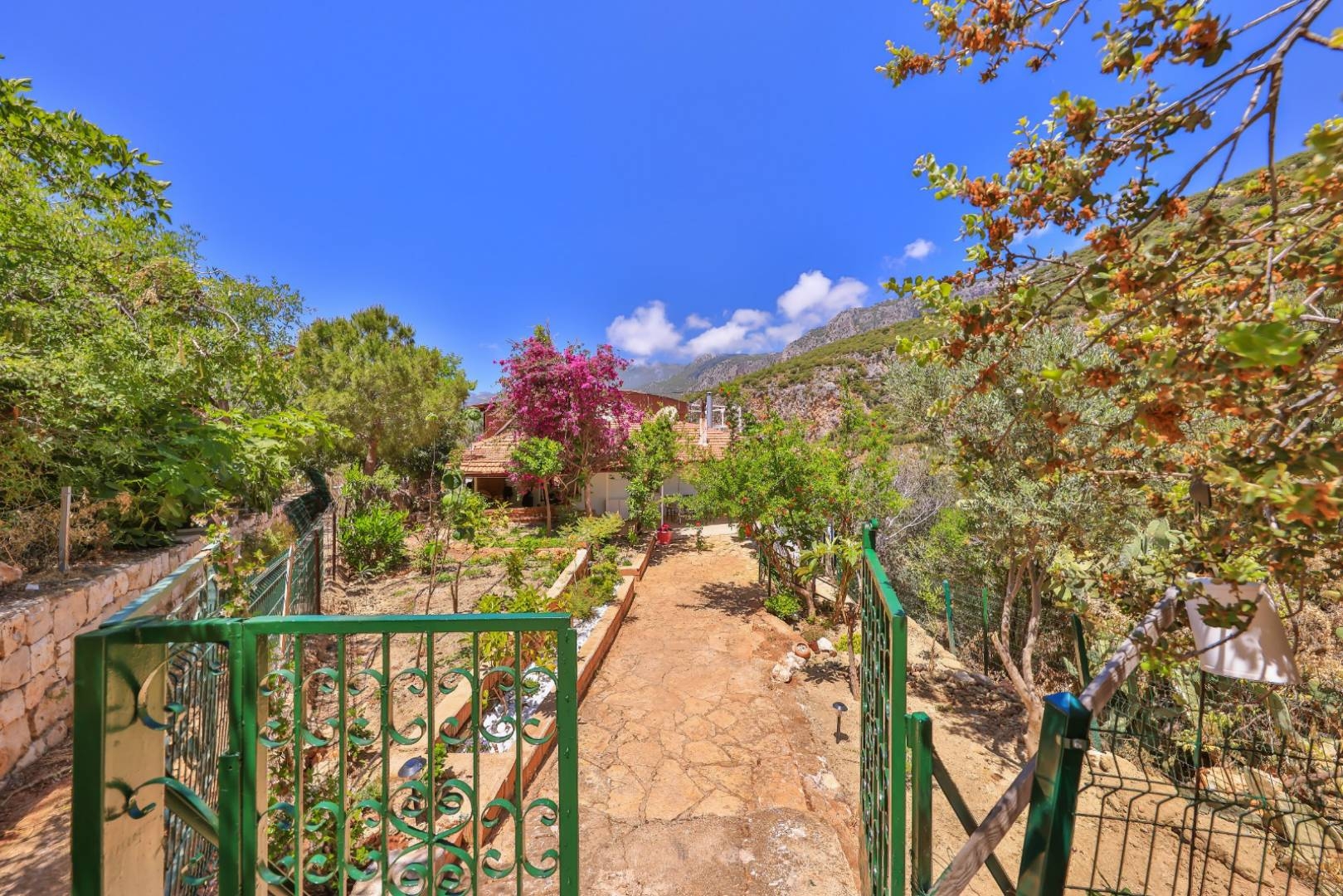 Kaş Andifili'de Eşsiz Doğa Manzaralı, Özel Bahçeli, Şık Tatil Evi