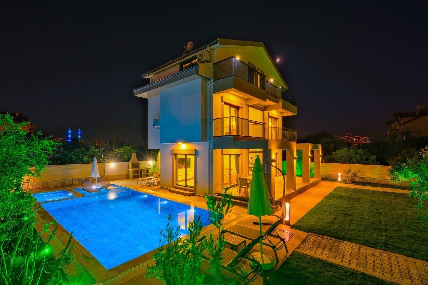 Fethiye'de Merkezi Konumda, Geniş Bahçeli, Özel Havuzlu, Lüks Villa-29294