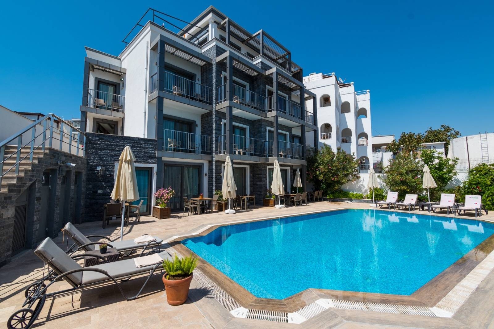 Bodrum Gümbet'te Havuz Manzaralı, Denize Yakın, Kiralık Suit