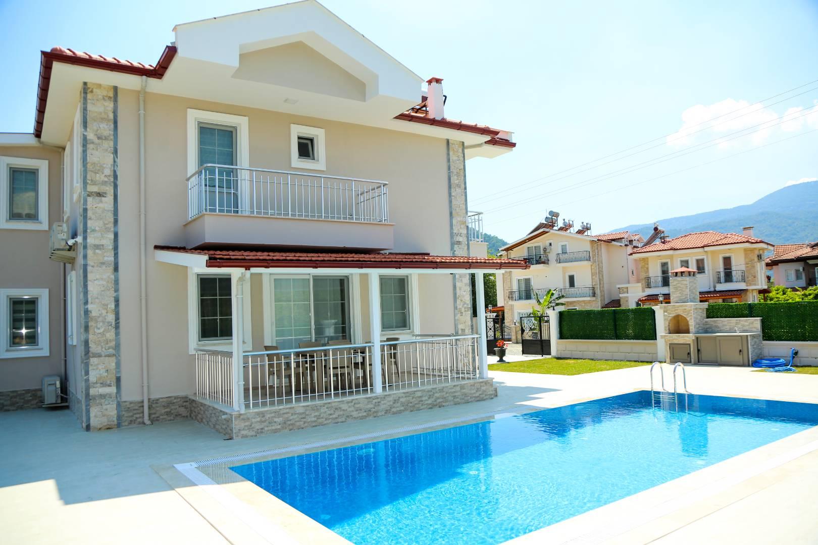Muğla Dalyan'da Modern Mimarili, Geniş Havuzlu, Tatil Villası-30640