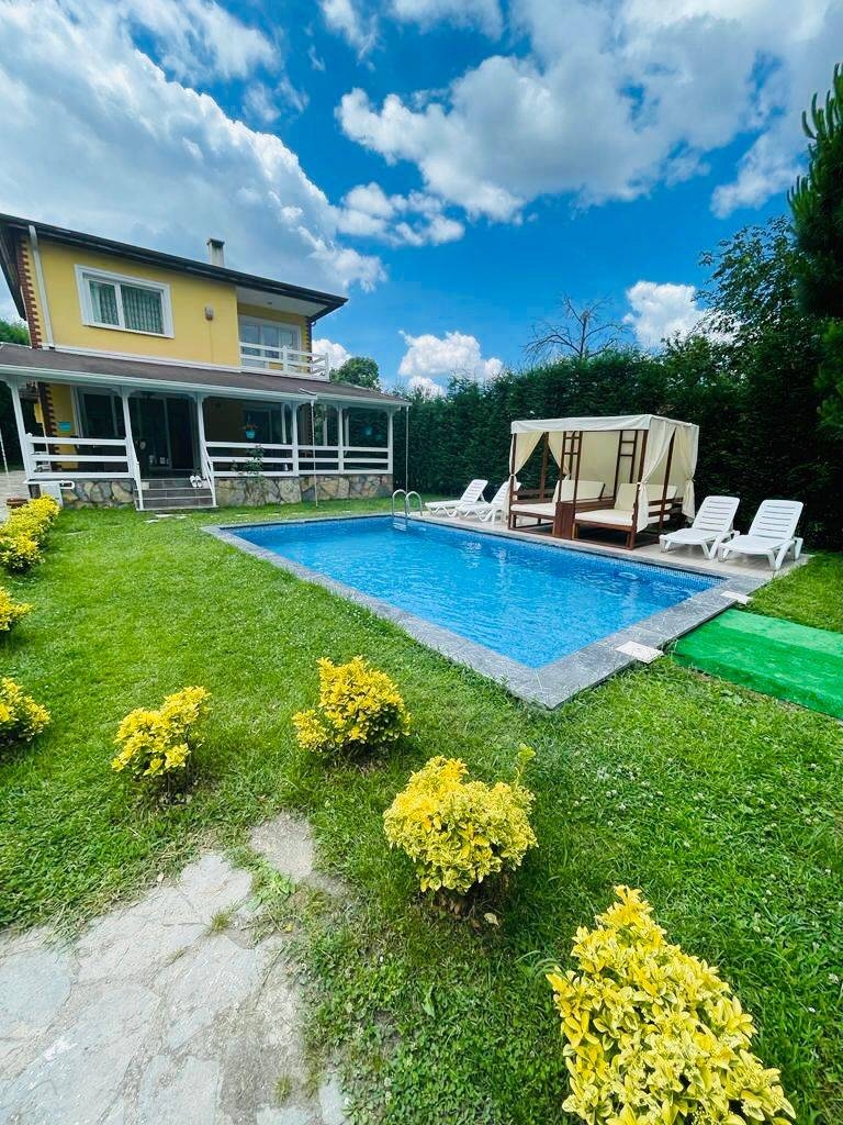 Sapanca'da Yemyeşil Bahçe İçerisinde, Özel Havuzlu, Kiralık Villa