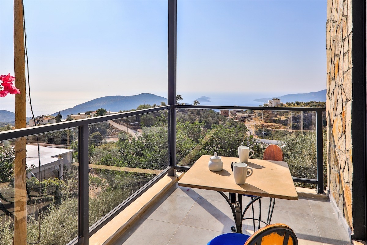 Kaş Bezirgan'da Merkezi Konumda, Isıtmalı Havuzlu, Şık Villa