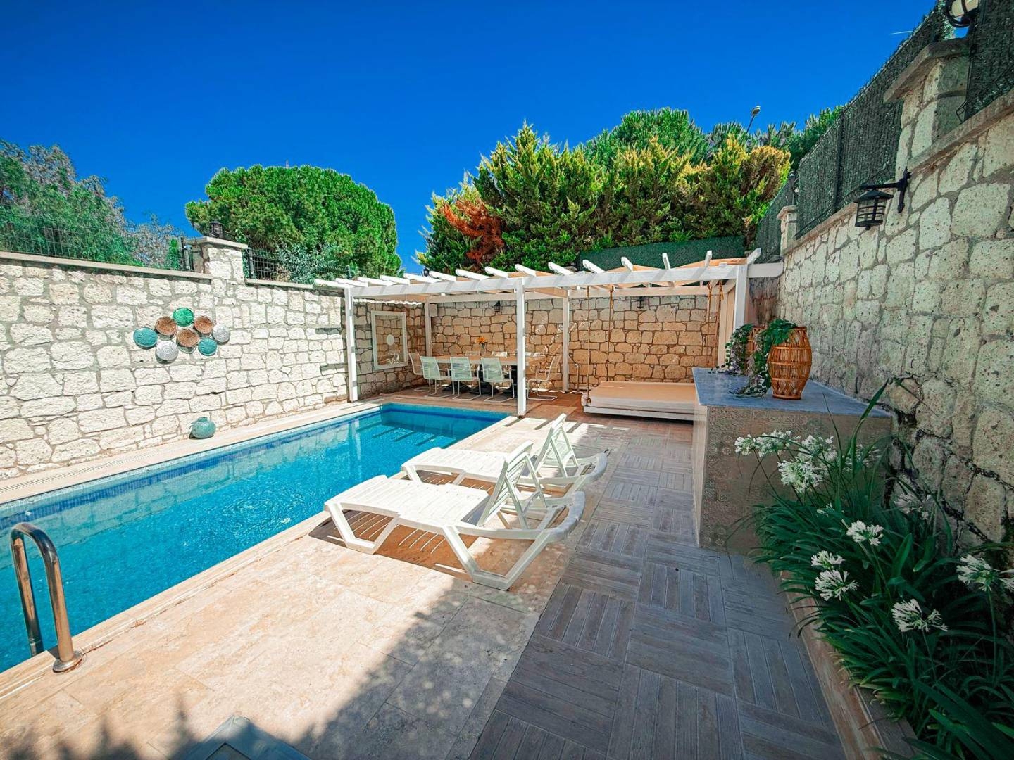 Çeşme Alaçatı'da Geniş Ailelere Uygun, Özel Havuzlu, Şık Villa