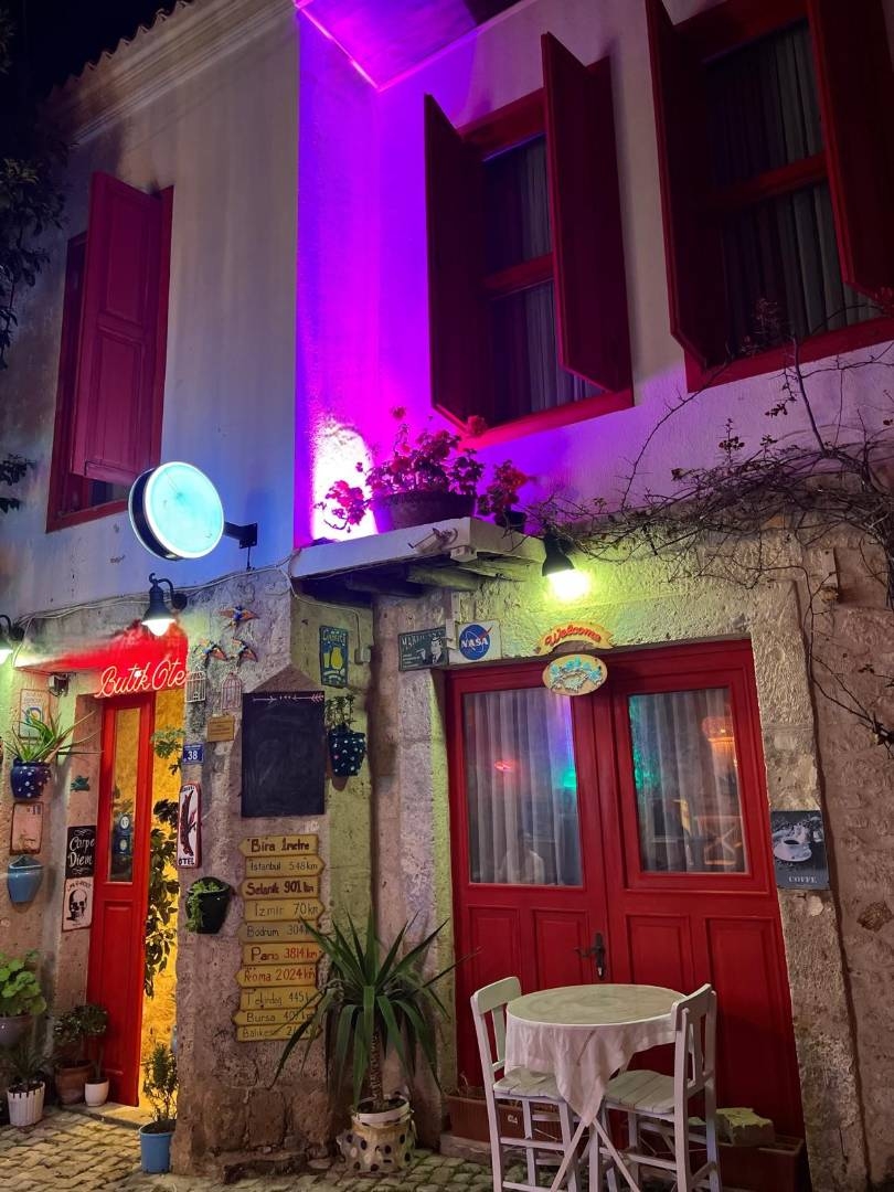 Çeşme Alaçatı'da Merkezi Konumda, Kahvaltı Dahil, Konforlu Oda