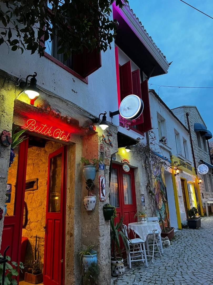 Çeşme Alaçatı'da Merkezi Konumda, Kahvaltı Dahil, Konforlu Oda-42532