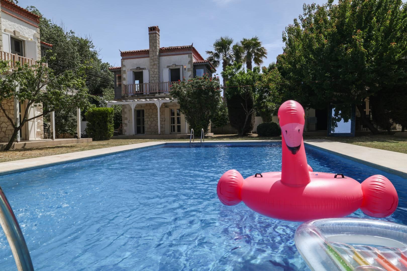 Çeşme Alaçatı'da Merkezi Konumda, Ortak Havuzlu, Konforlu Villa-42628