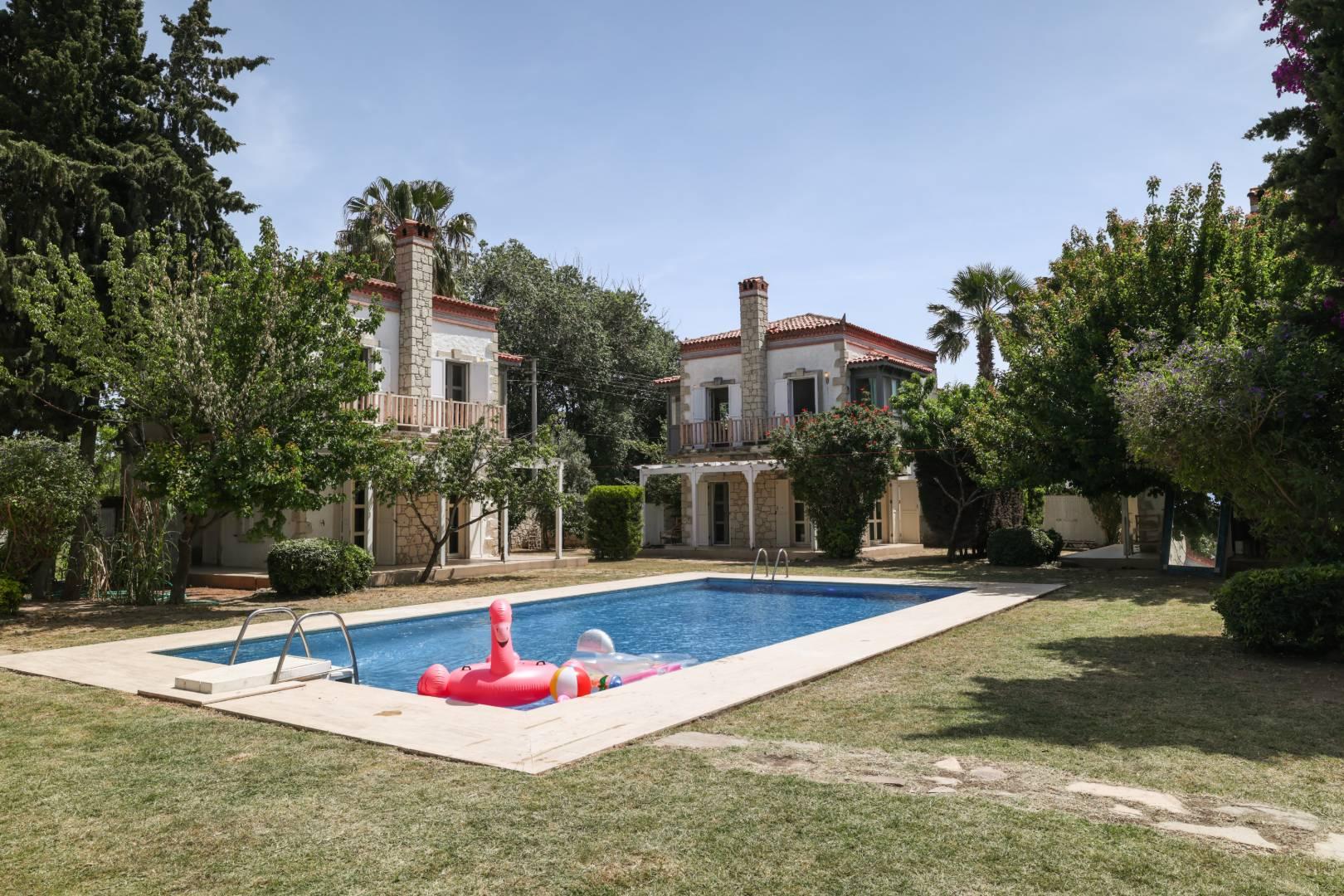 Çeşme Alaçatı'da Merkezi Konumda, Ortak Havuzlu, Konforlu Villa-42628