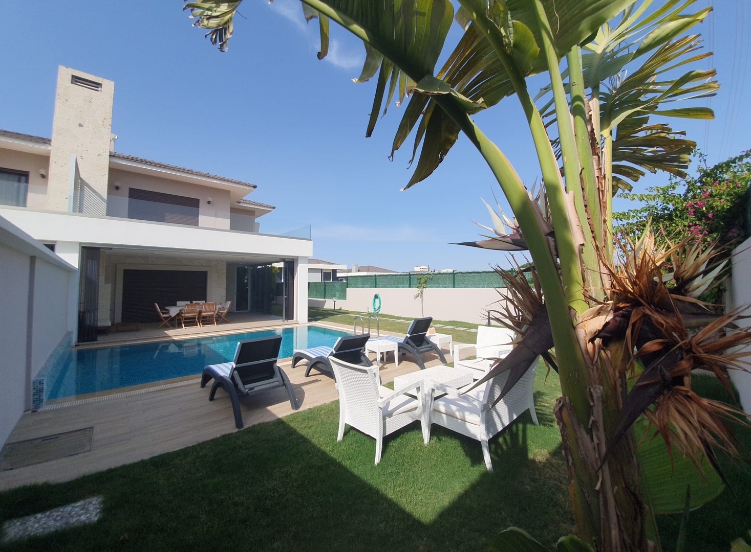 Çeşme Ali Bostan Plajına Yakın, Özel Havuzlu, Bahçeli, Konforlu Villa