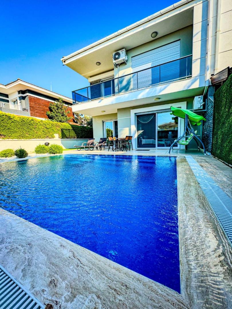 Çeşme Çiftlik'te Geniş Ailelere Uygun, Özel Havuzlu, Lüks Villa