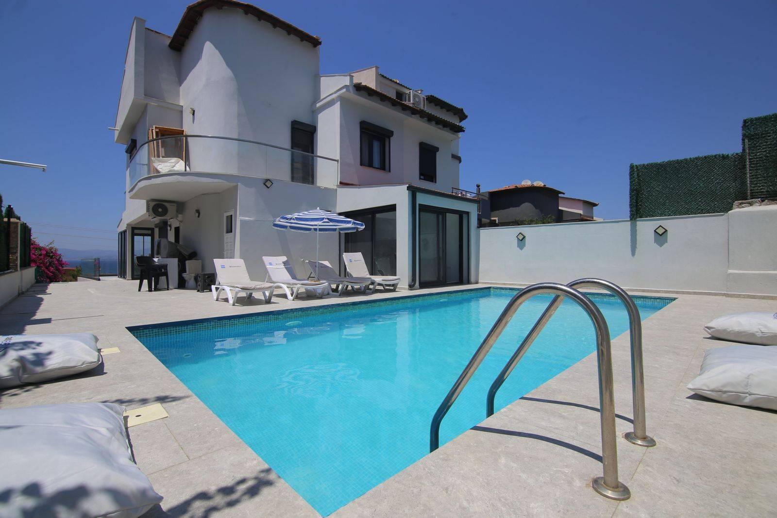 Çeşme Çiftlik'te Kalabalık Ailelere Uygun, Özel Havuzlu, Modern Villa-43358