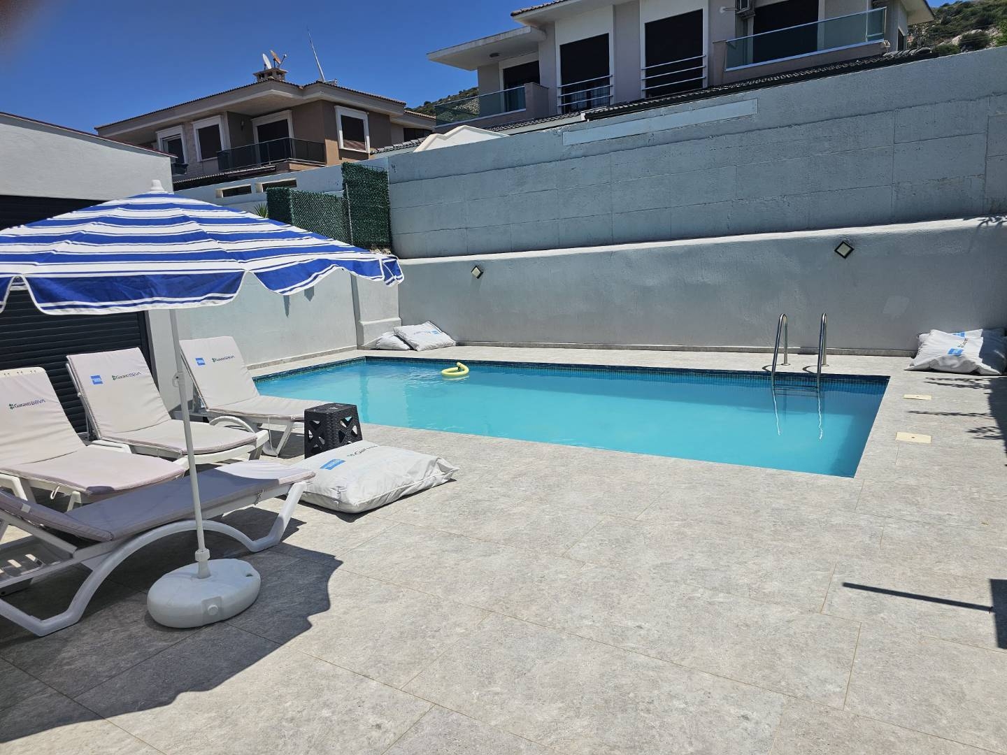 Çeşme Çiftlik'te Kalabalık Ailelere Uygun, Özel Havuzlu, Modern Villa