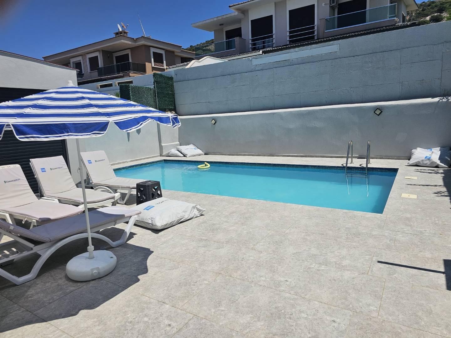 Çeşme Çiftlik'te Kalabalık Ailelere Uygun, Özel Havuzlu, Modern Villa-43358