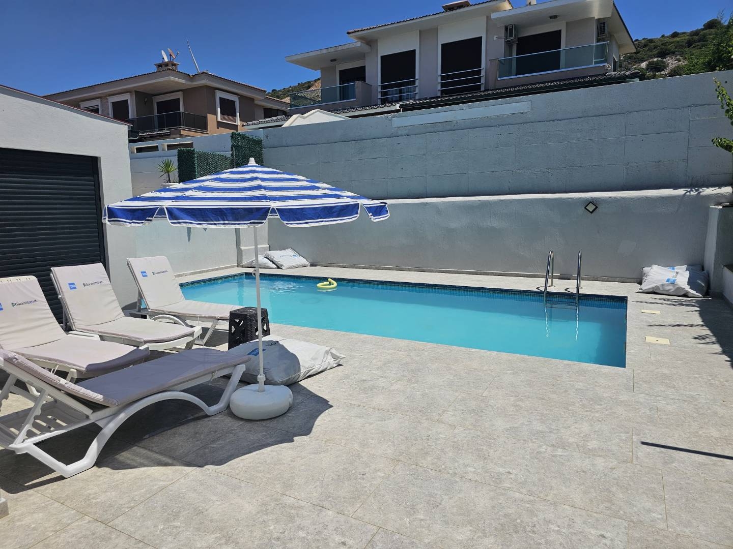 Çeşme Çiftlik'te Kalabalık Ailelere Uygun, Özel Havuzlu, Modern Villa