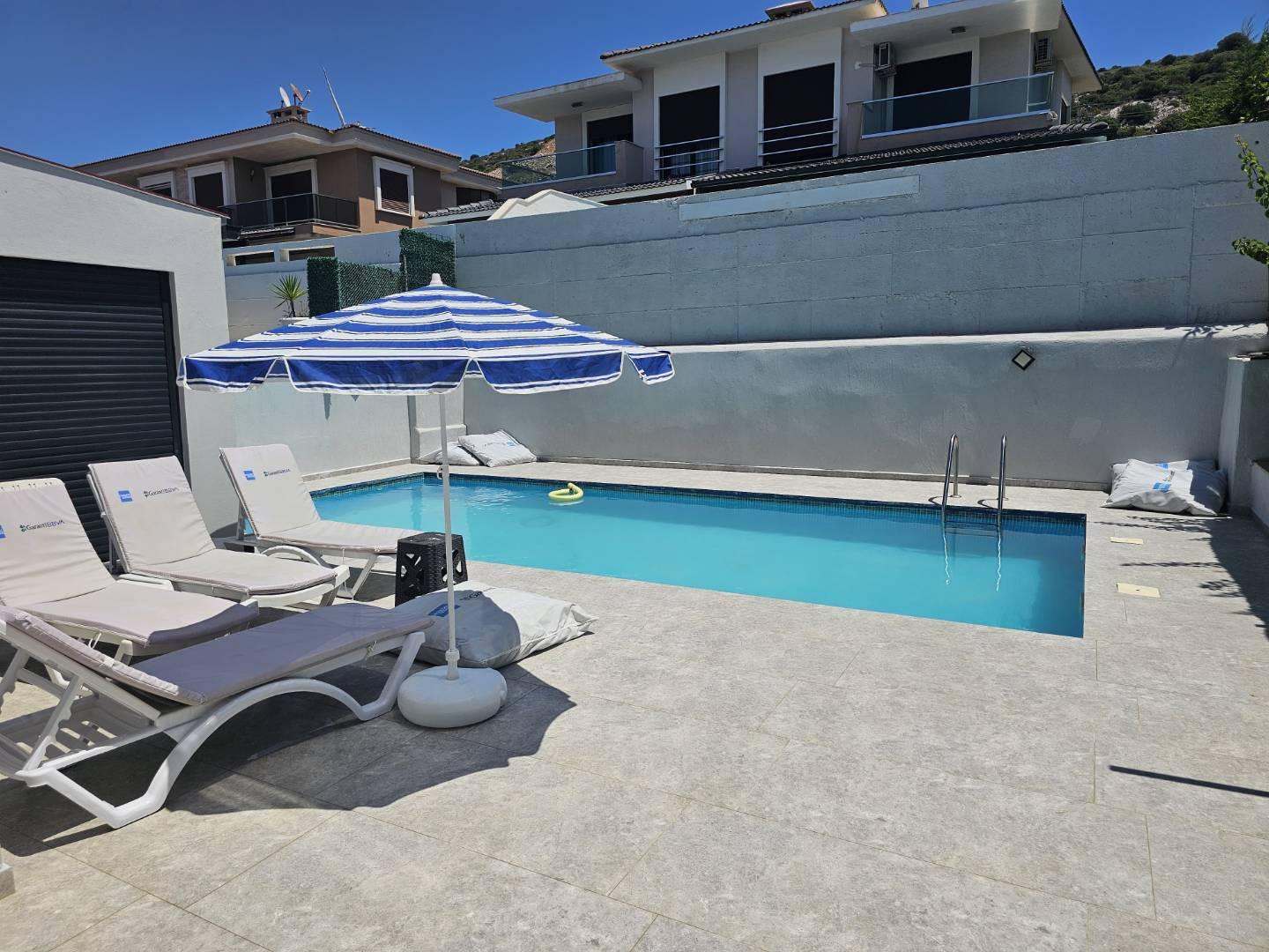 Çeşme Çiftlik'te Kalabalık Ailelere Uygun, Özel Havuzlu, Modern Villa-43358
