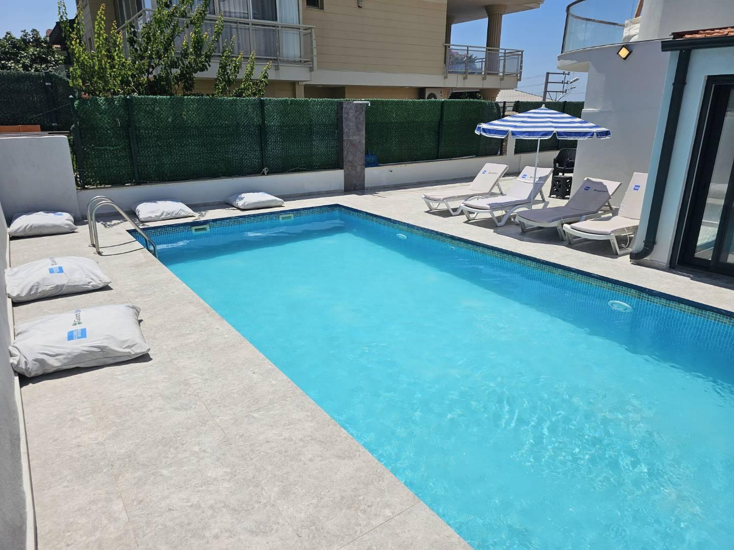 Çeşme Çiftlik'te Kalabalık Ailelere Uygun, Özel Havuzlu, Modern Villa-43358