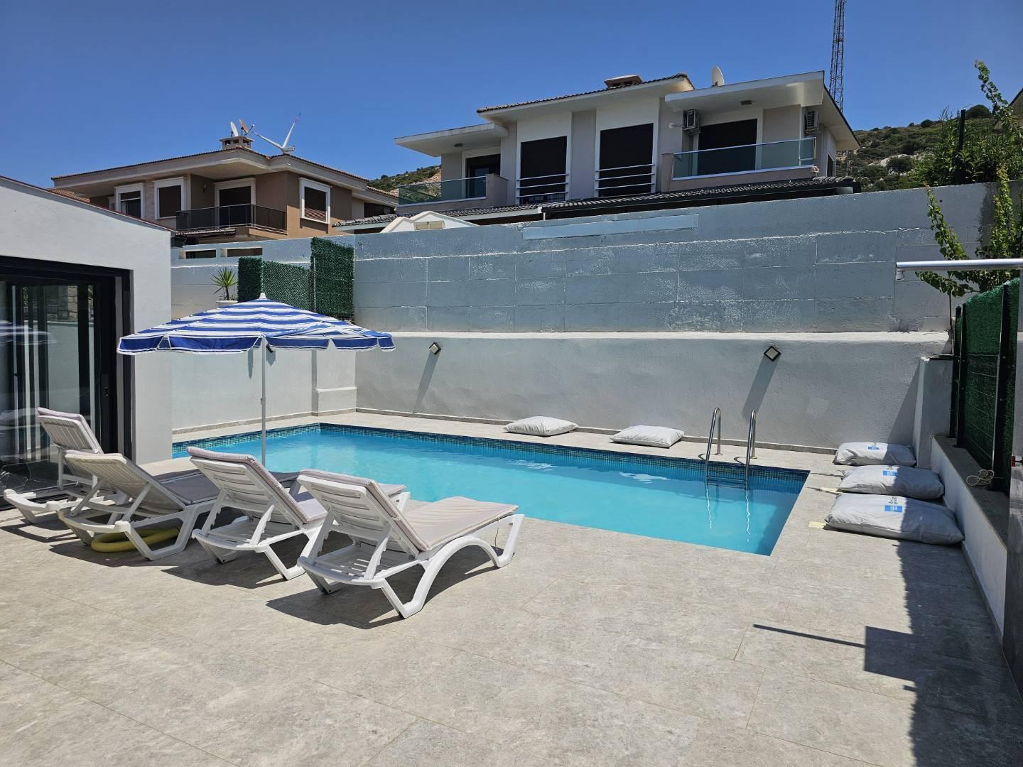 Çeşme Çiftlik'te Kalabalık Ailelere Uygun, Özel Havuzlu, Modern Villa-43358