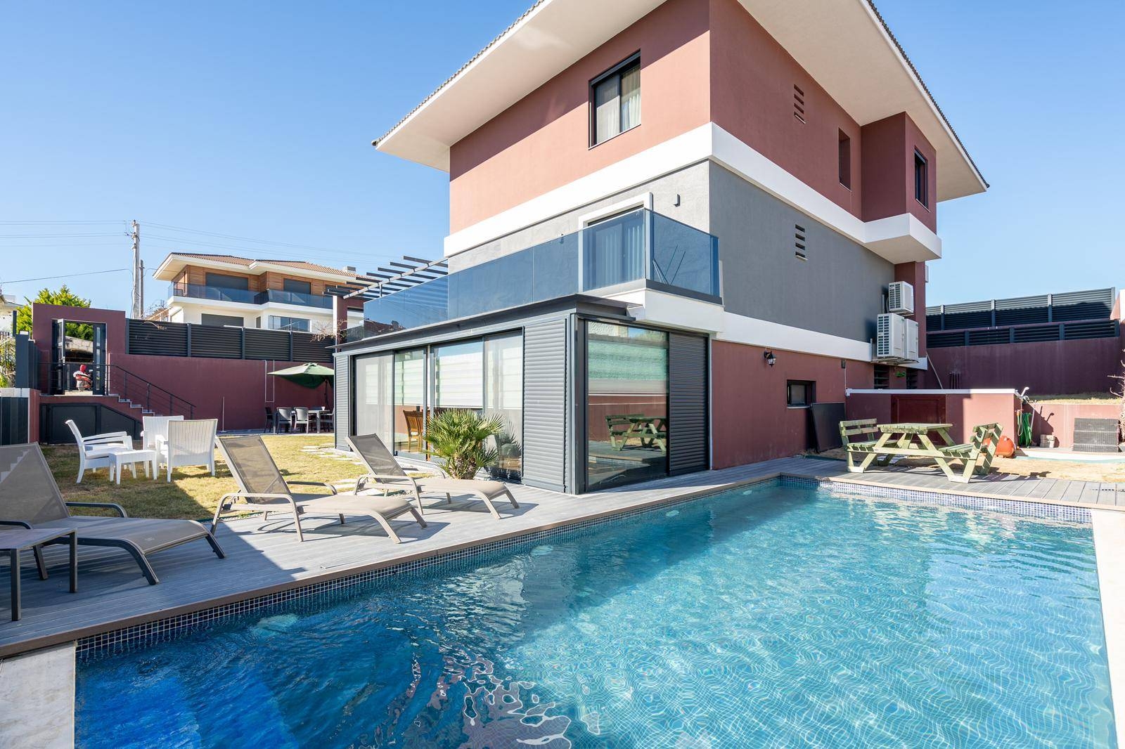 İzmir Çeşme'de Plaja Yakın, Bahçeli, Özel Havuzlu, Modern Yazlık
