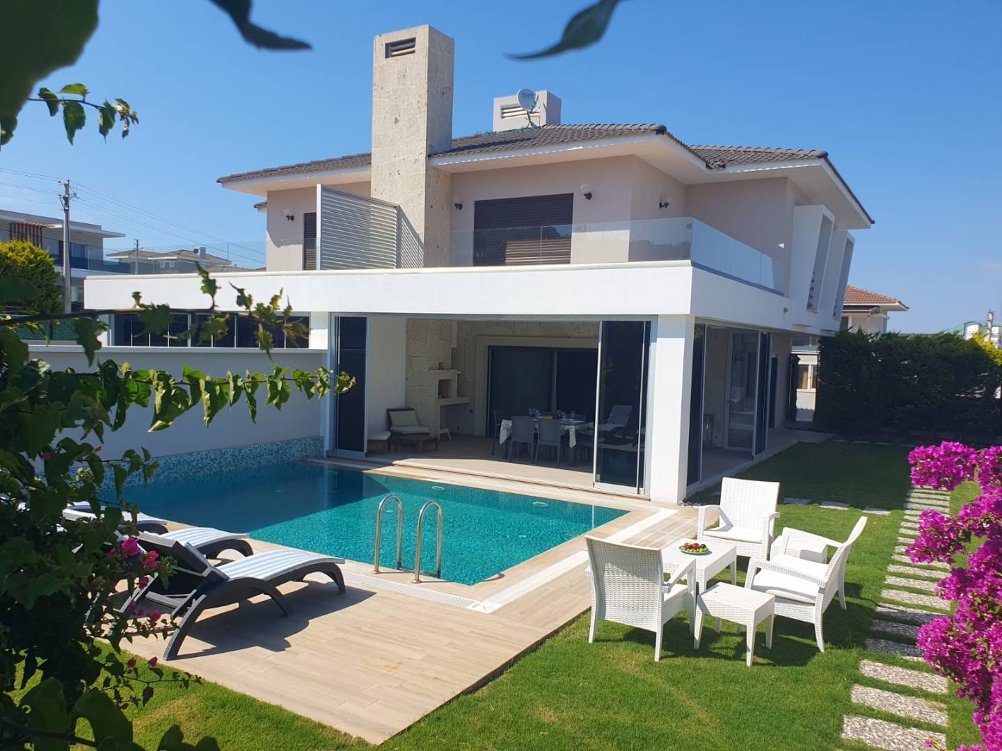 Çeşme Ali Bostan Plajına Yakın, Özel Havuzlu, Bahçeli, Konforlu Villa