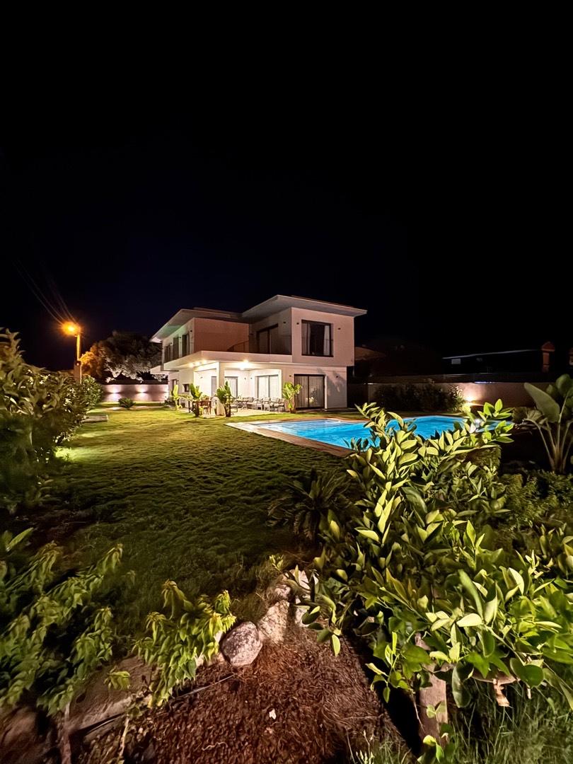 Çeşme Ilıca'da Merkezi Konumda, Özel Havuzlu, Geniş Bahçeli Villa-42771