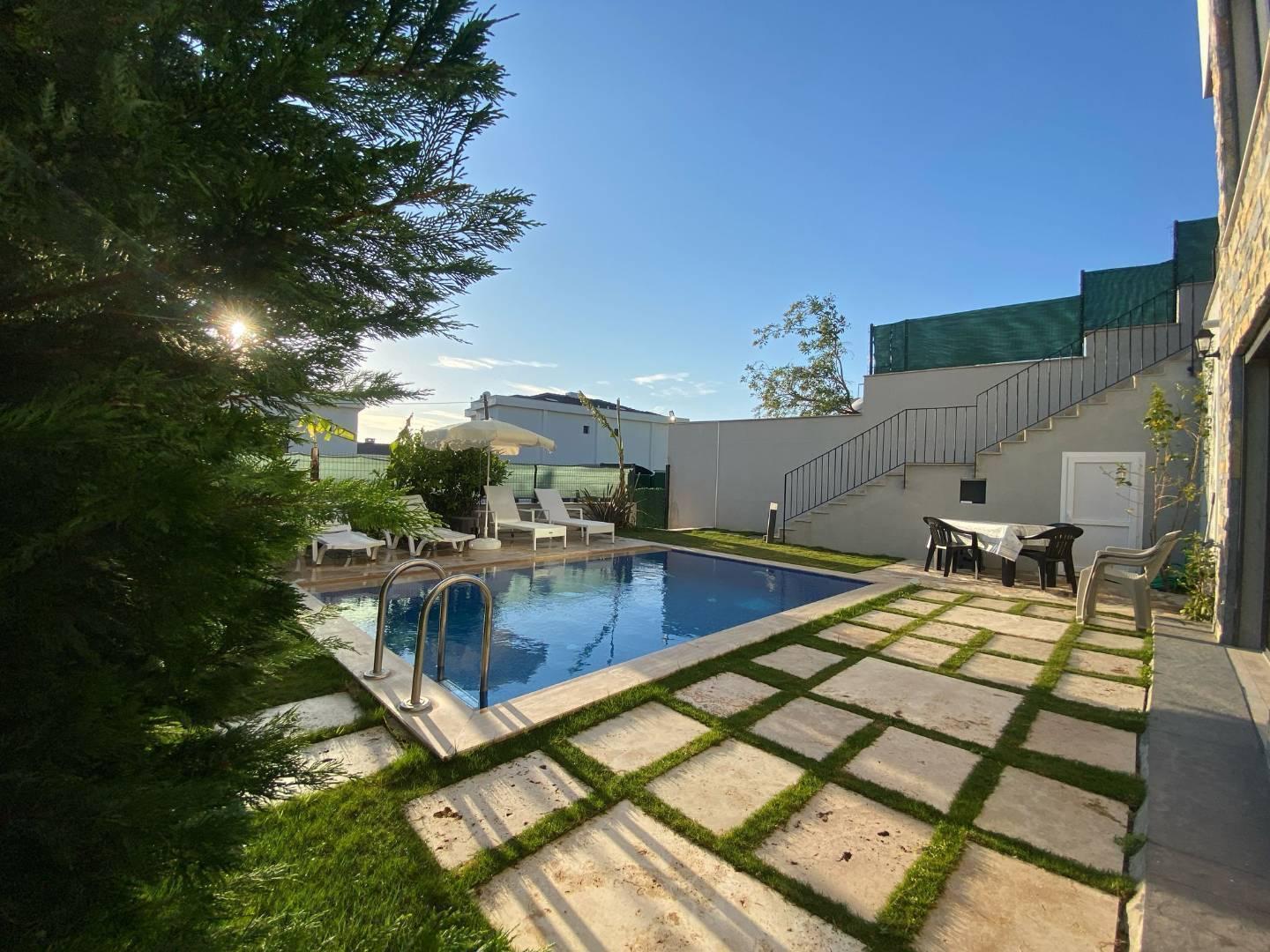 Çeşme Reisdere'de Geniş Bahçeli, Özel Havuzlu, Konforlu Villa-39028