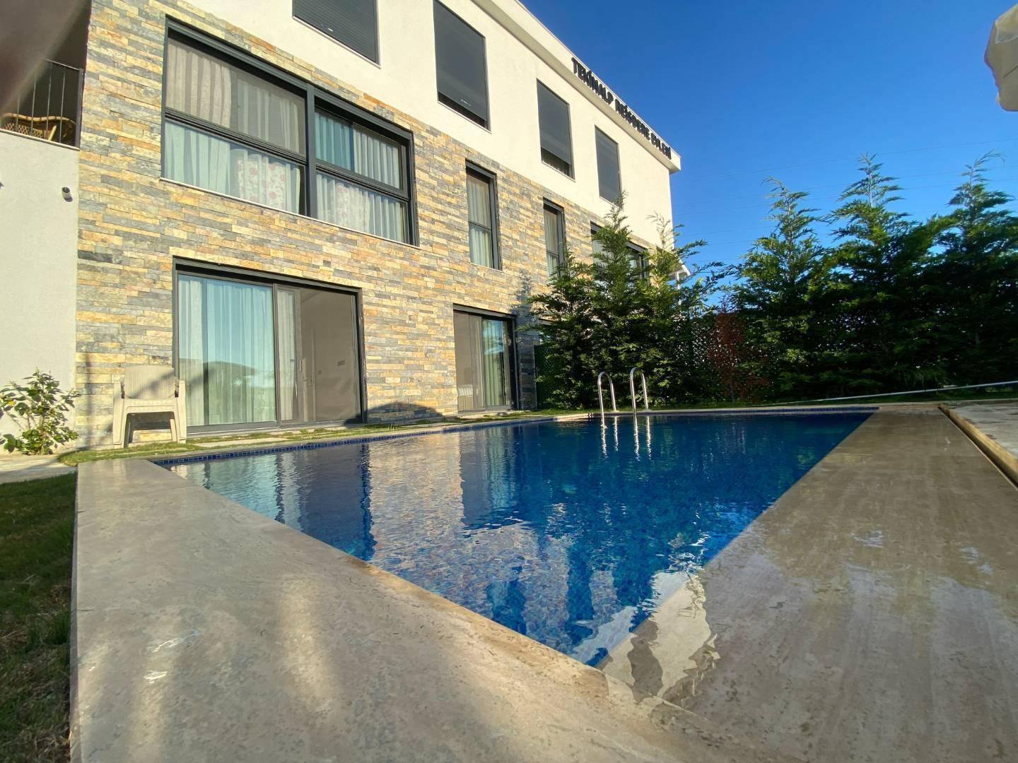 Çeşme Reisdere'de Geniş Bahçeli, Özel Havuzlu, Konforlu Villa-39028