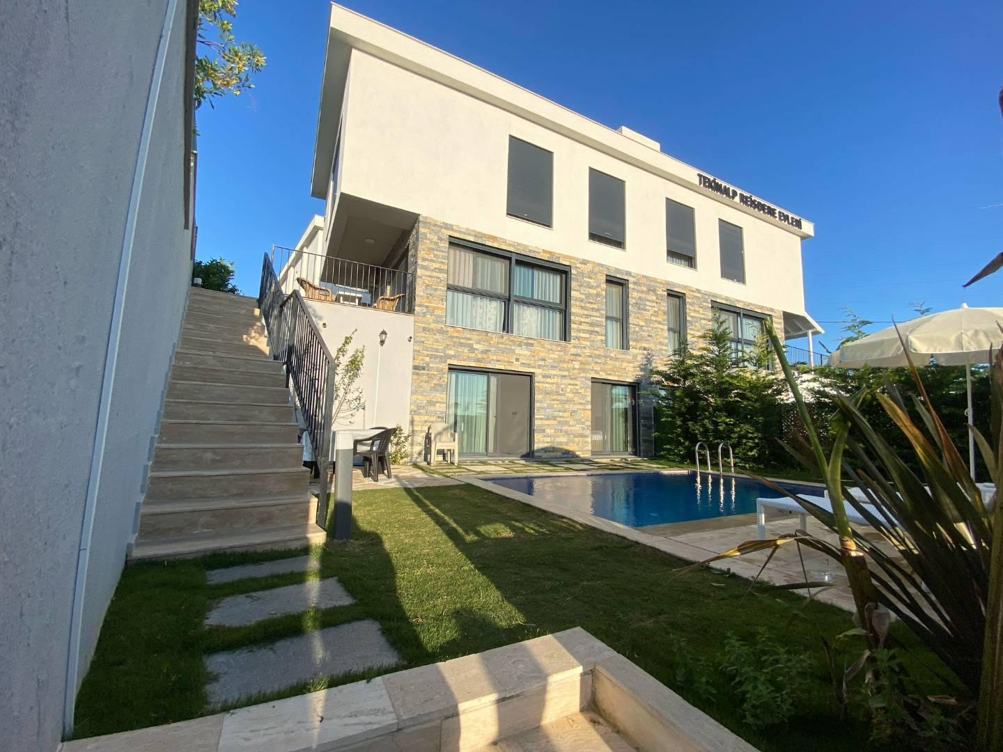 Çeşme Reisdere'de Geniş Bahçeli, Özel Havuzlu, Konforlu Villa-39028