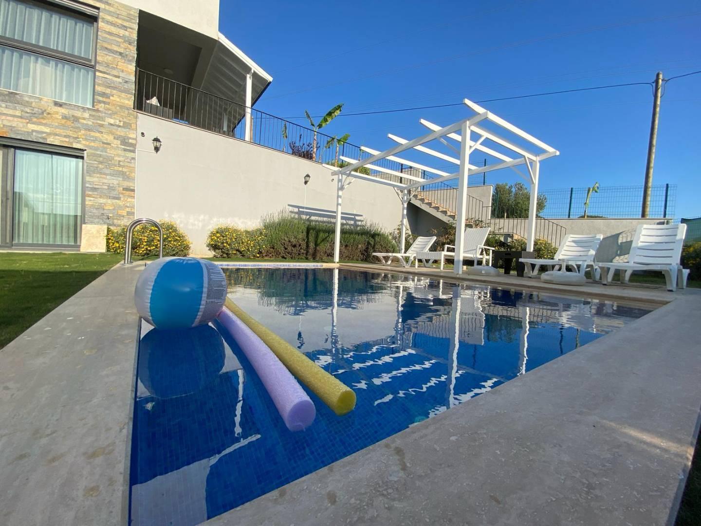 Çeşme Reisdere'de Merkezi Konumda, Bahçeli, Özel Havuz, Şık Villa -36436