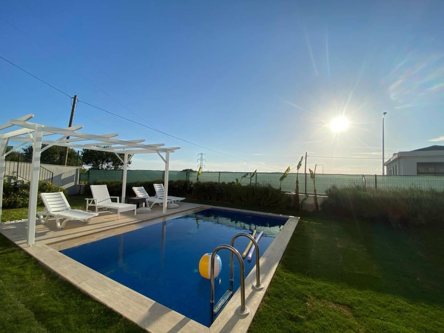 Çeşme Reisdere'de Merkezi Konumda, Bahçeli, Özel Havuz, Şık Villa -36436