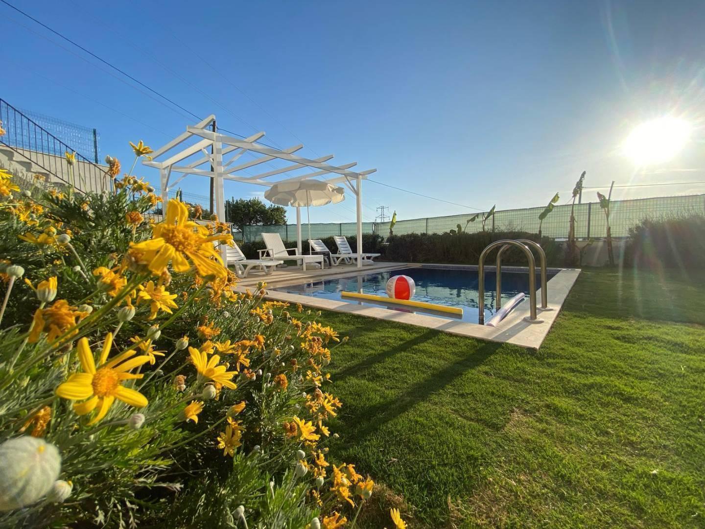 Çeşme Reisdere'de Merkezi Konumda, Bahçeli, Özel Havuz, Şık Villa -36436