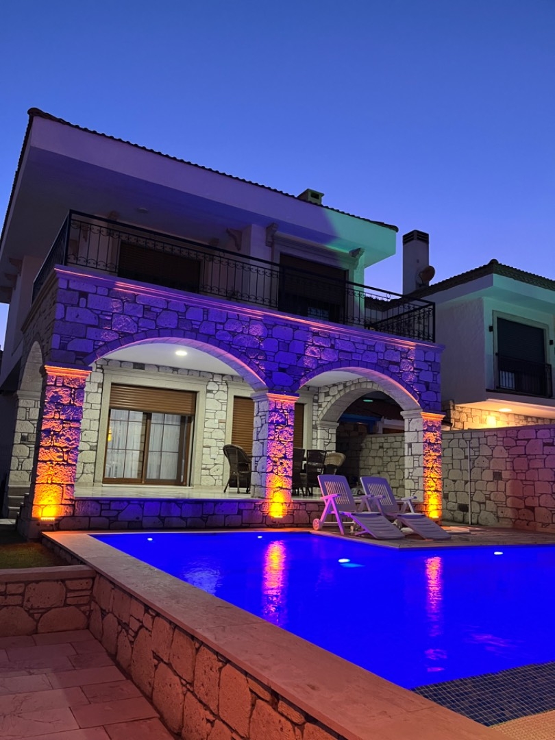 Çeşme Reisdere'de Merkezi Konumda, Özel Havuzlu, 6 Kişilik Villa