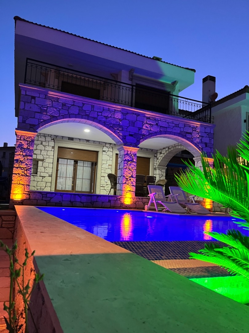 Çeşme Reisdere'de Merkezi Konumda, Özel Havuzlu, 6 Kişilik Villa