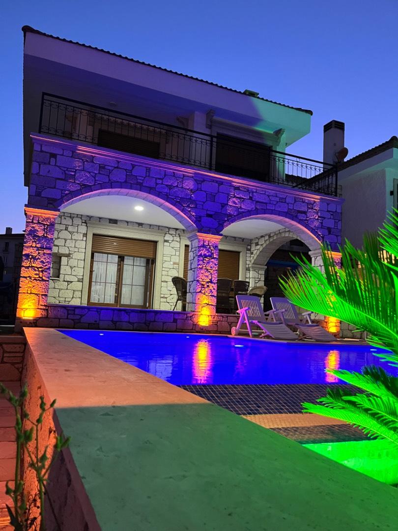 Çeşme Reisdere'de Merkezi Konumda, Özel Havuzlu, 6 Kişilik Villa-33994