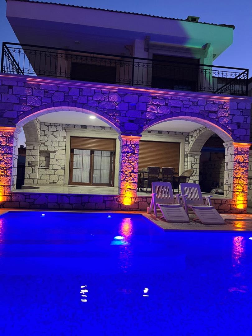 Çeşme Reisdere'de Merkezi Konumda, Özel Havuzlu, 6 Kişilik Villa-33994