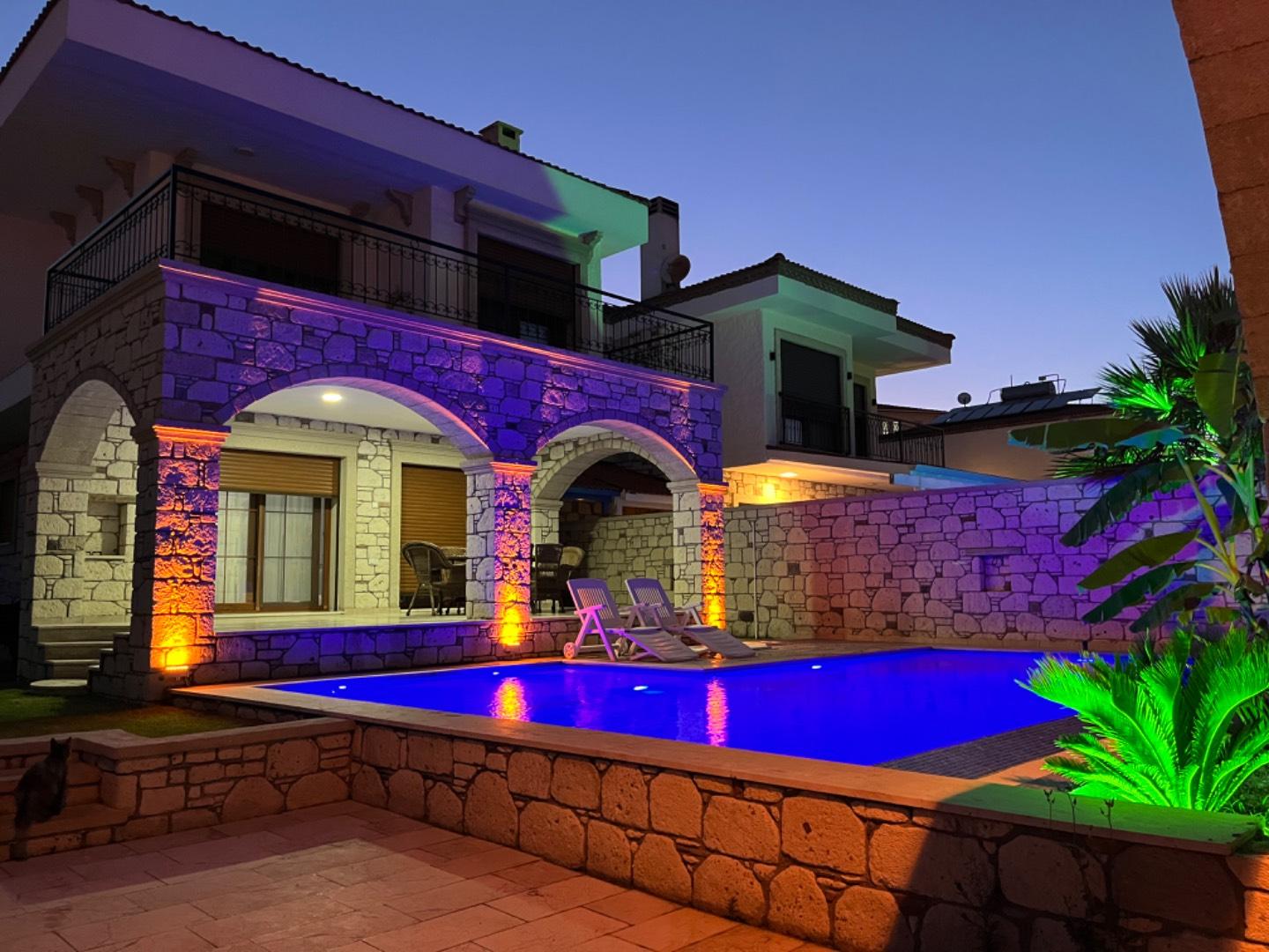 Çeşme Reisdere'de Merkezi Konumda, Özel Havuzlu, 6 Kişilik Villa-33994